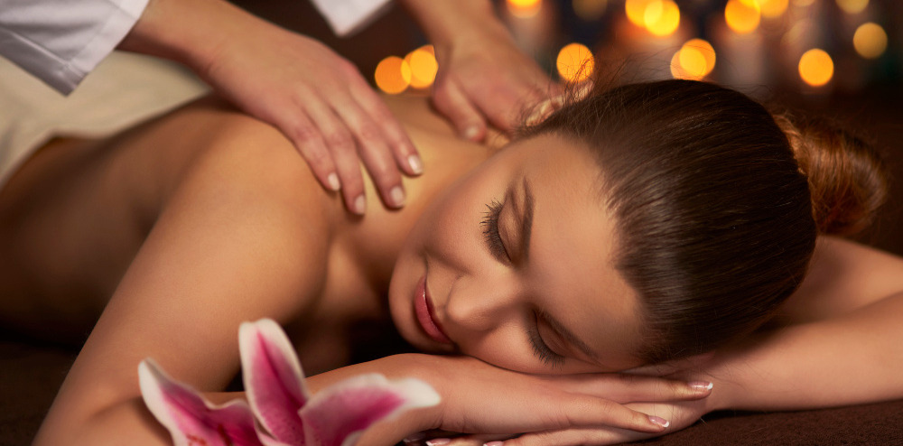Femeie relaxându-se la spa